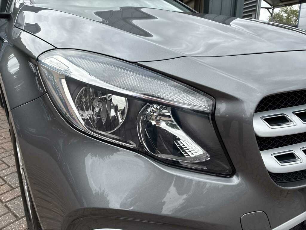 Mercedes-Benz GLA Class 200 D 4Matic Silver #32