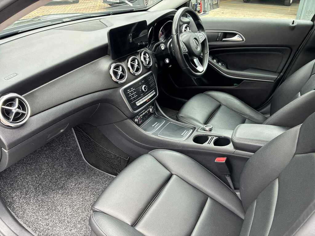 Mercedes-Benz GLA Class 200 D 4Matic Silver #7