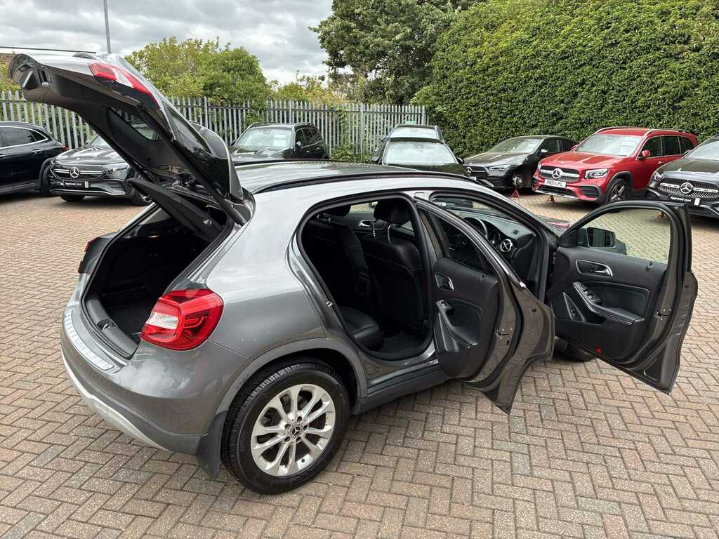 Mercedes-Benz GLA Class 200 D 4Matic Silver #37