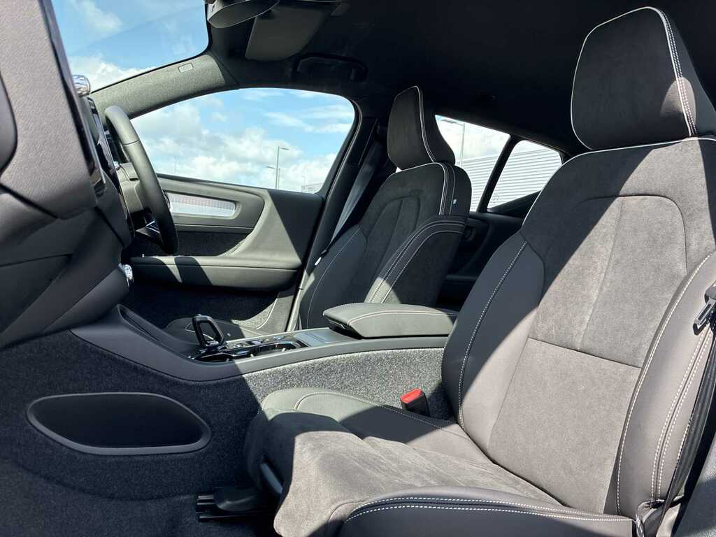 Volvo XC40 B4 P Ultra Bright Black #17