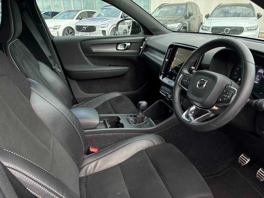 Volvo XC40 1.5 T3 163 R Design Black #5