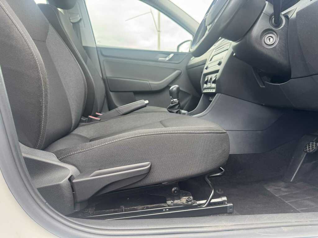 Skoda Rapid 1.2 Tsi Sport White #25
