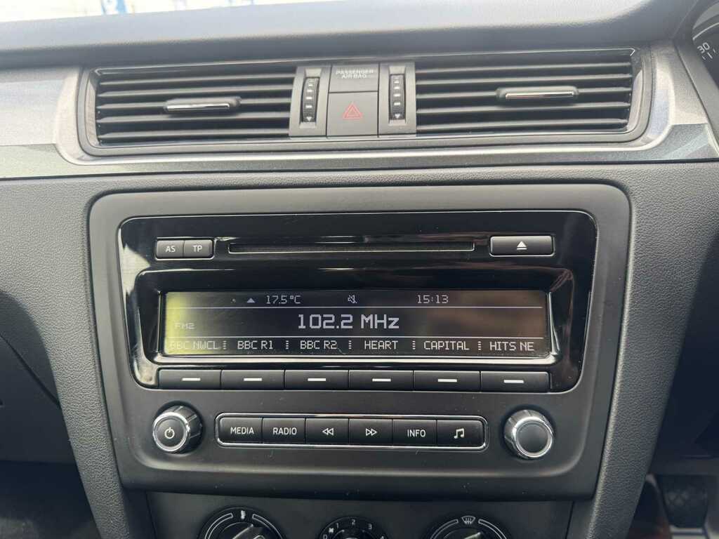 Skoda Rapid 1.2 Tsi Sport White #12