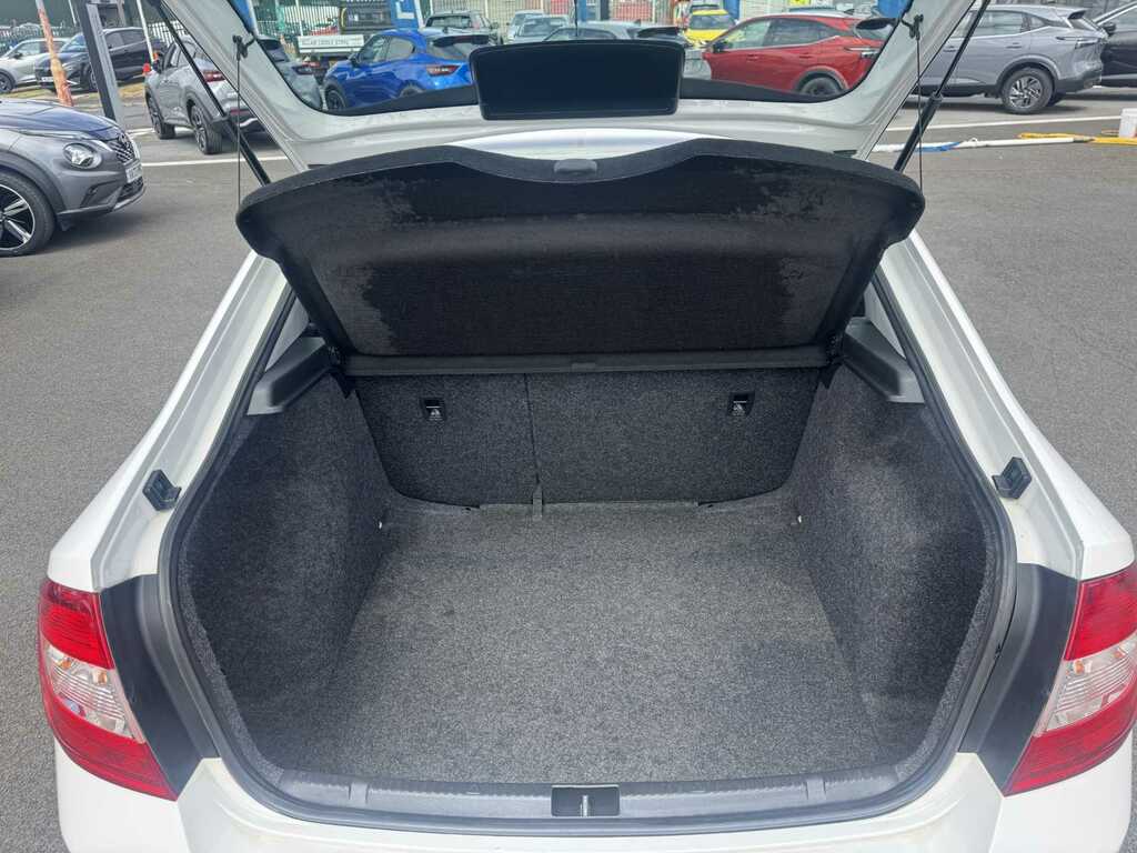 Skoda Rapid 1.2 Tsi Sport White #10