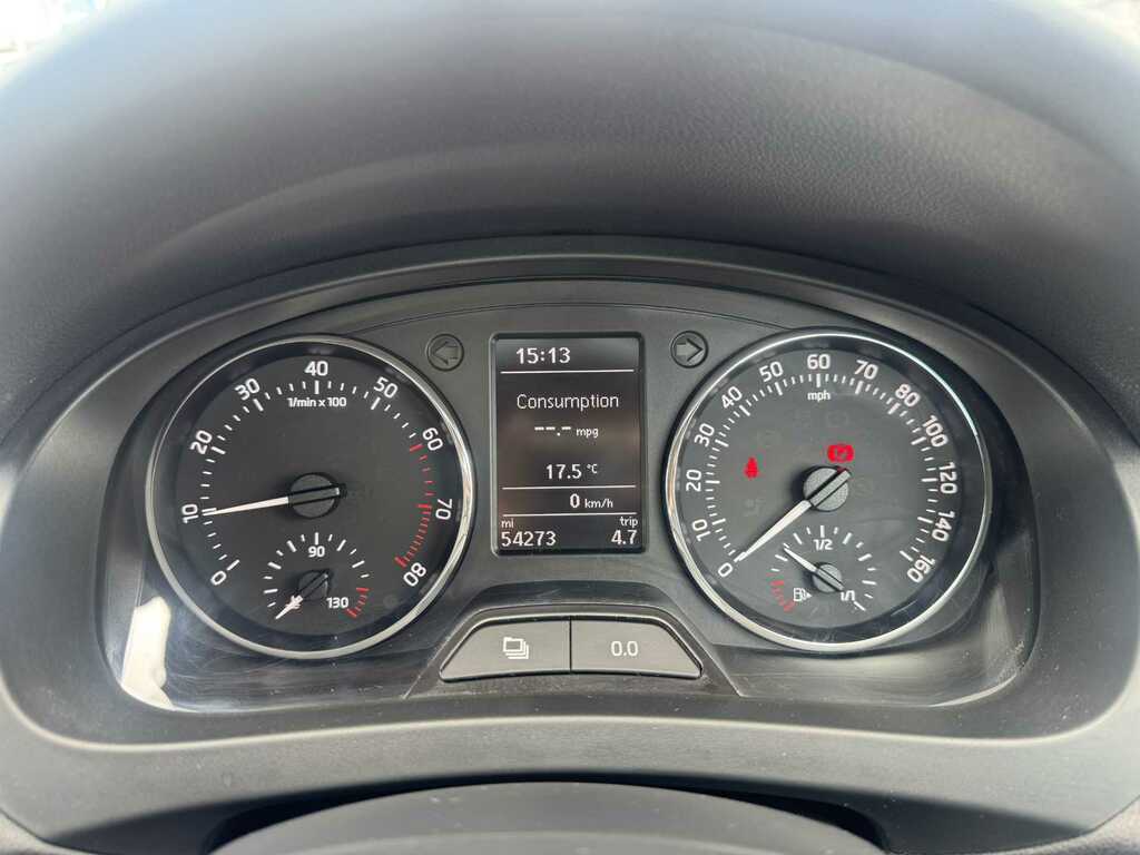 Skoda Rapid 1.2 Tsi Sport White #11
