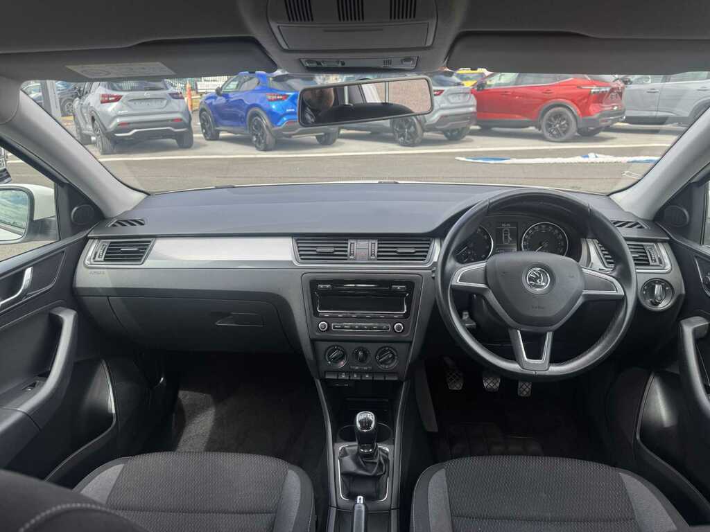 Skoda Rapid 1.2 Tsi Sport White #9