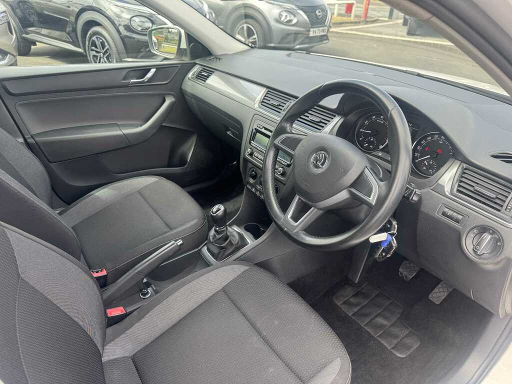 Skoda Rapid 1.2 Tsi Sport White #7