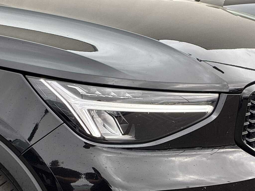 Volvo XC40 2.0 B4p Plus Black Edition FD75RFF Black #3