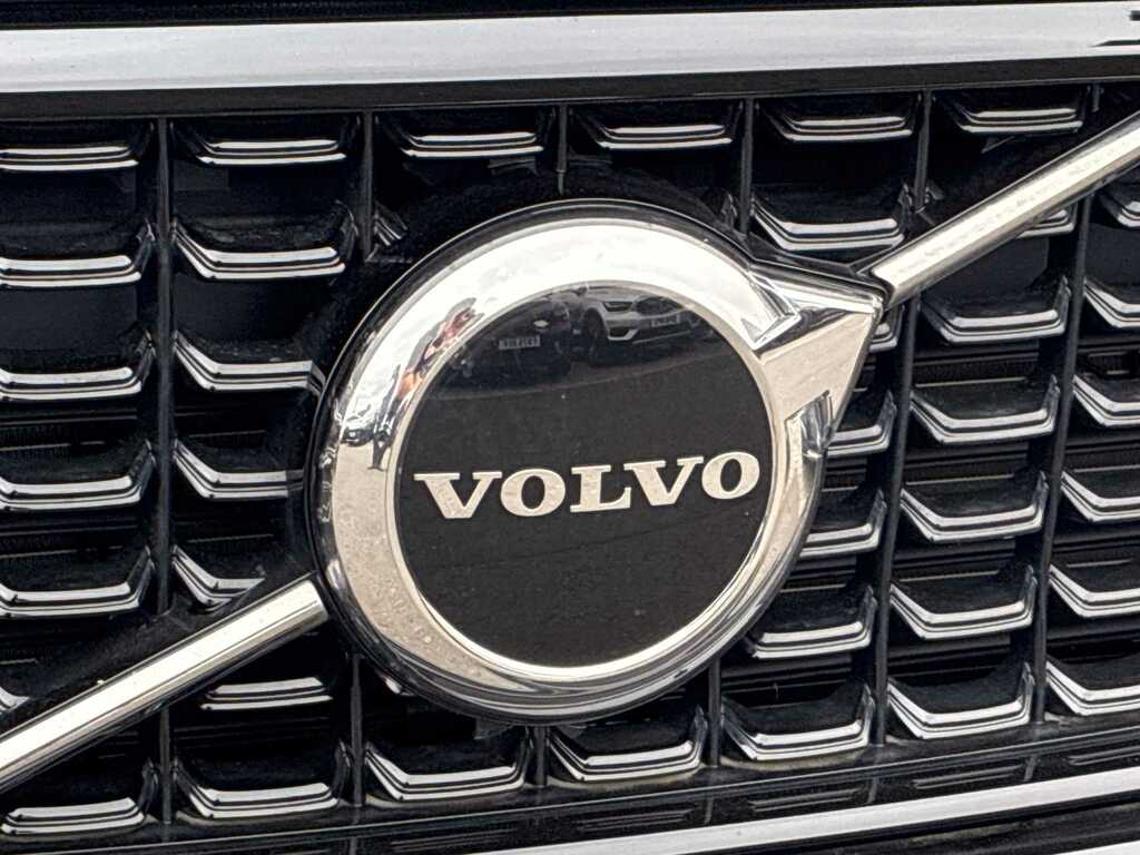 Volvo XC40 2.0 B4p Plus Dark LO74WOR Black #3