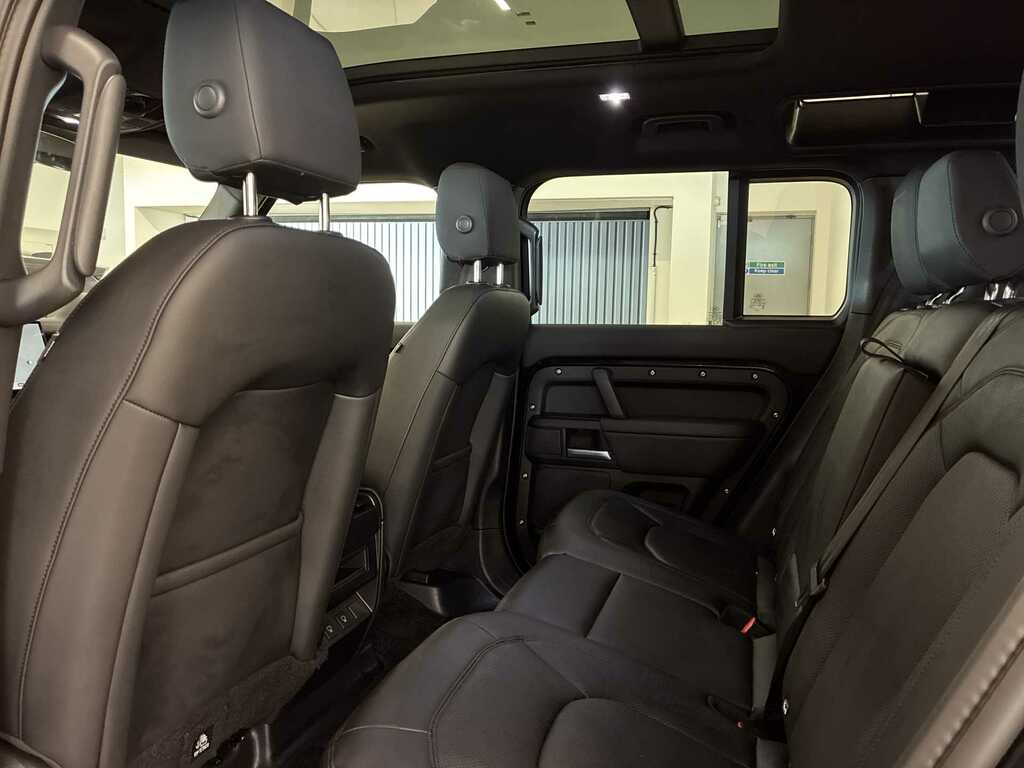 Land Rover Defender 110 3.0 D250 X-dynamic Se 110 Black #4