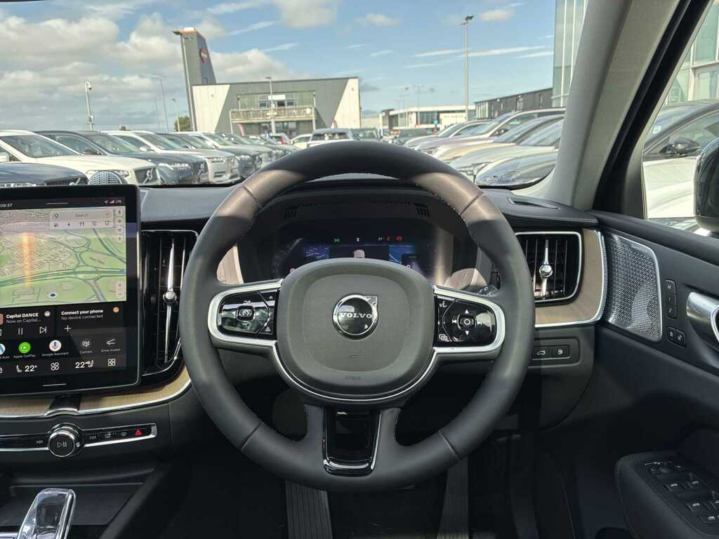 Volvo XC60 Ultra Dark Black #31