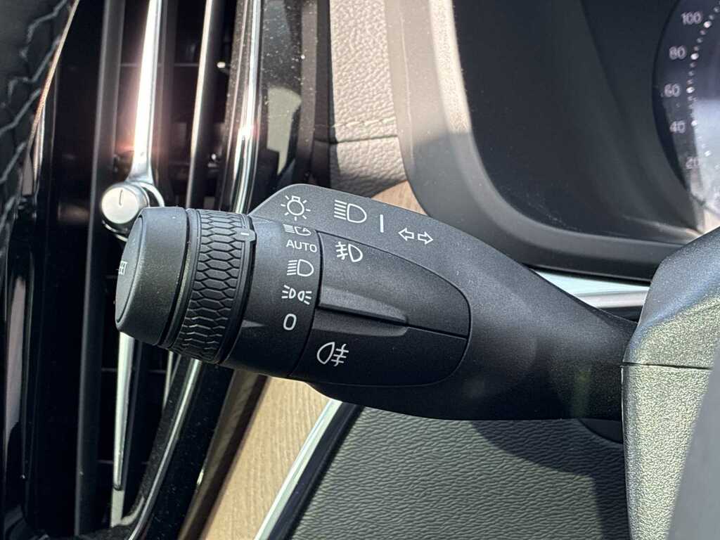 Volvo XC60 Ultra Dark Black #25