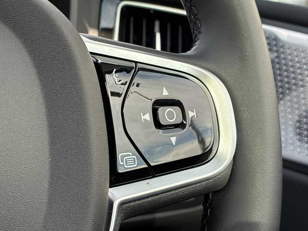 Volvo XC60 Ultra Dark Black #22