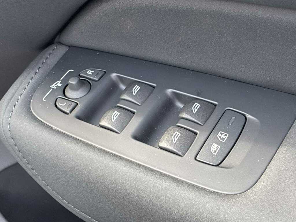 Volvo XC60 Ultra Dark Black #11