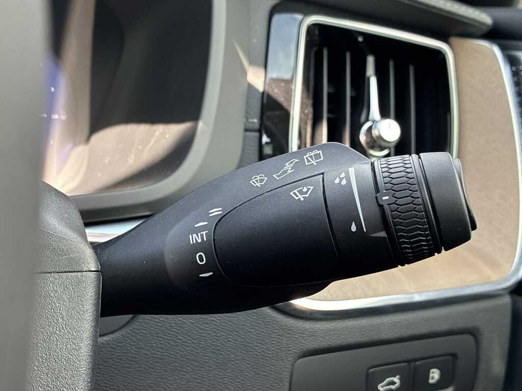 Volvo XC60 Ultra Dark Black #24