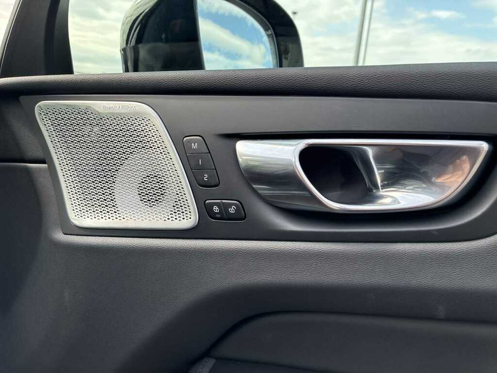 Volvo XC60 Ultra Dark Black #12