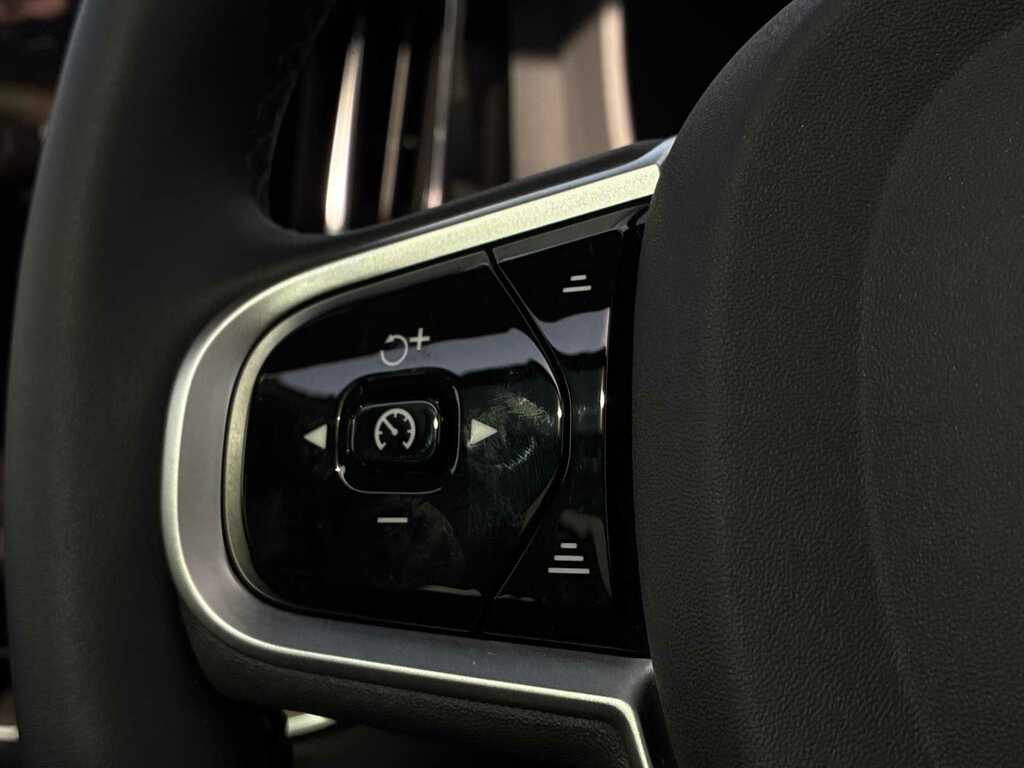 Volvo XC60 Ultra Dark Black #23
