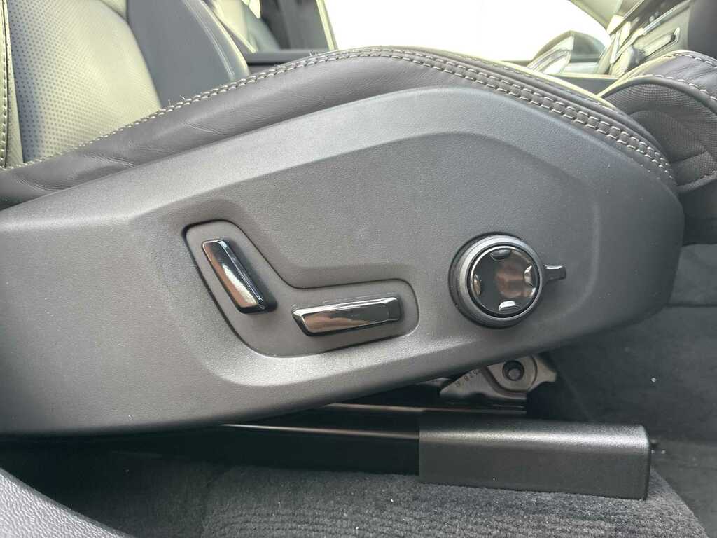 Volvo XC60 Ultra Dark Black #10