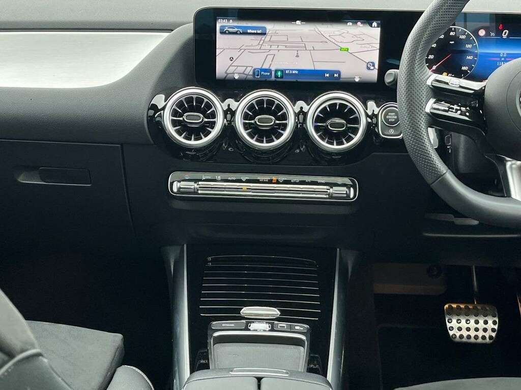 Mercedes-Benz GLA Class 200 Amg Line Executive Black #18