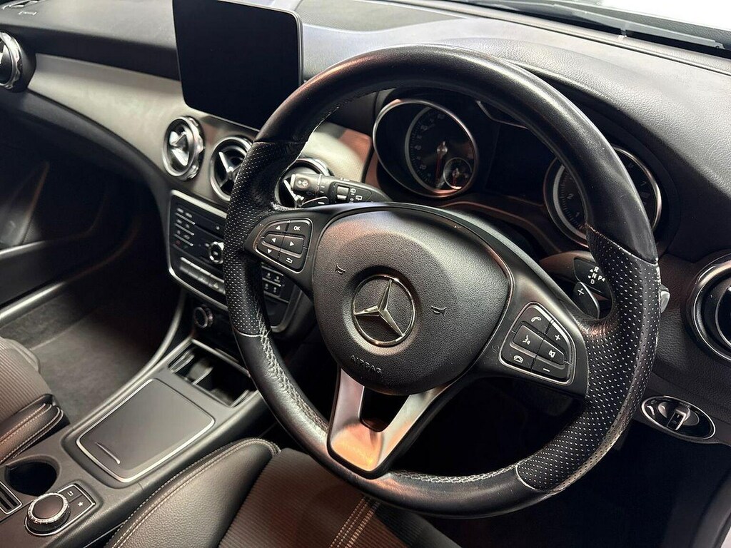Mercedes-Benz GLA Class Urban Edition White #15