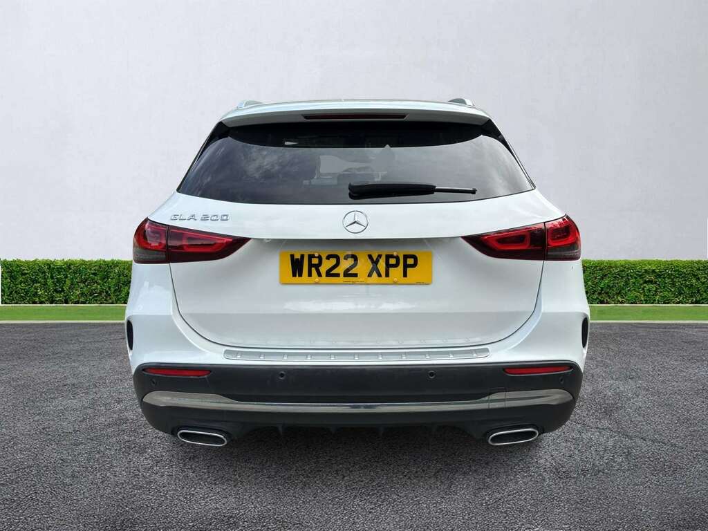 Mercedes-Benz GLA Class Gla 200 Amg Line Premium White #4