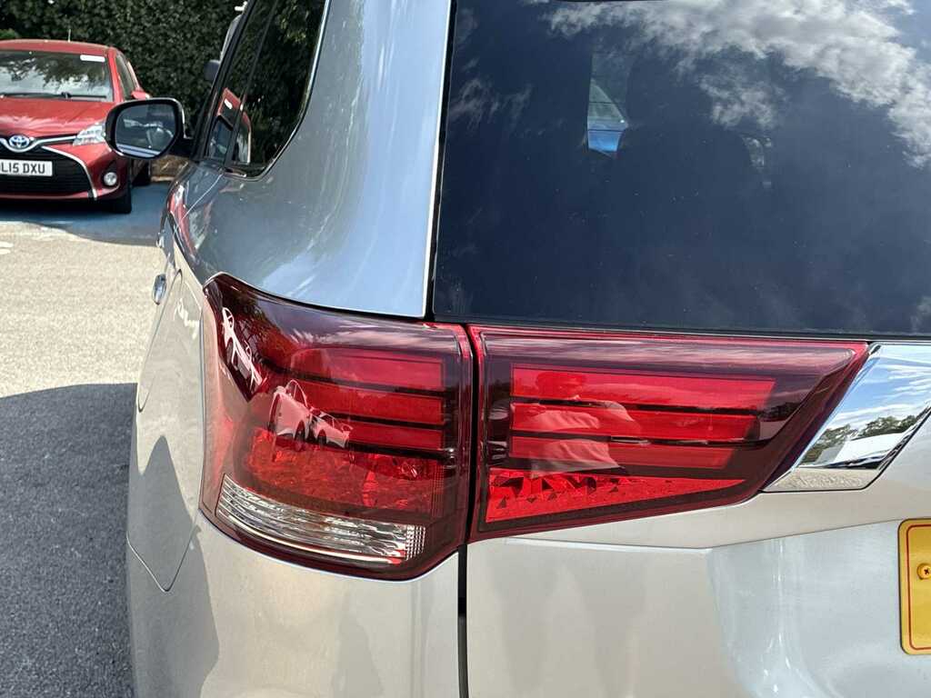 Mitsubishi Outlander 2.4 Phev Reflex Commercial White #28