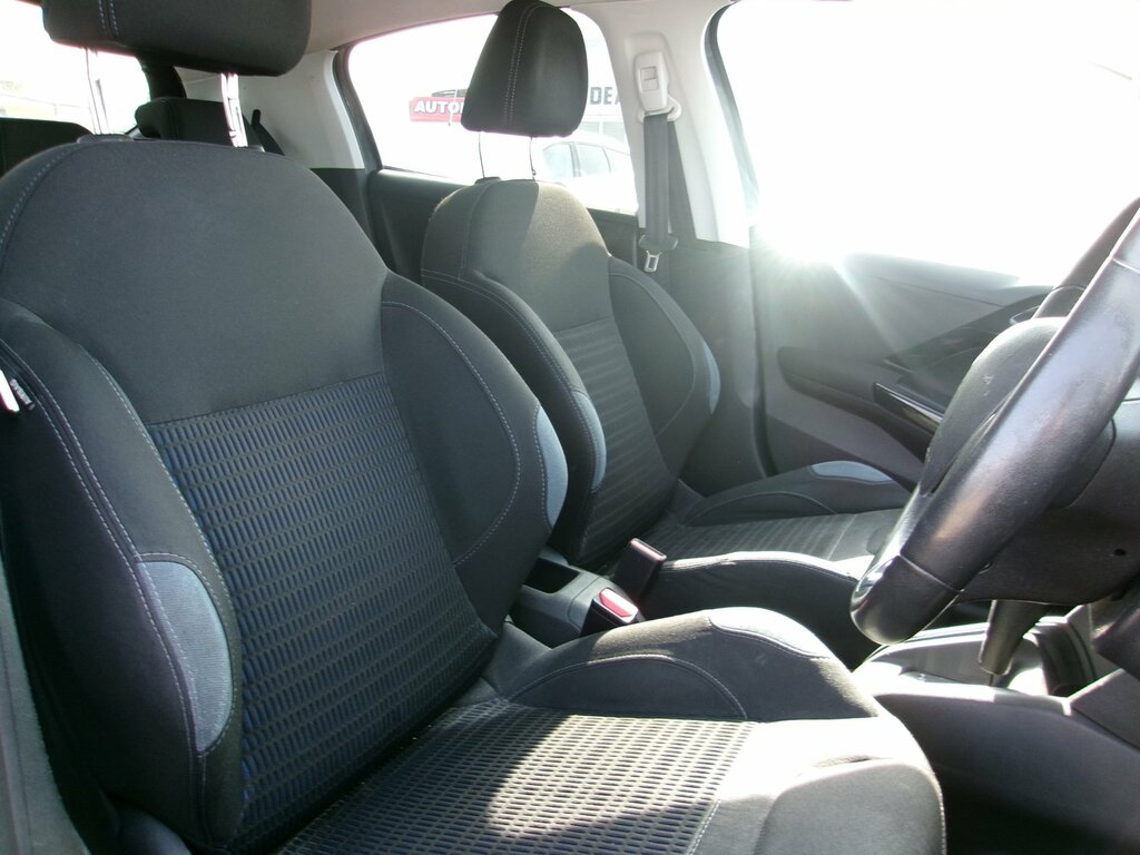 Peugeot 208 208 Active Silver #9