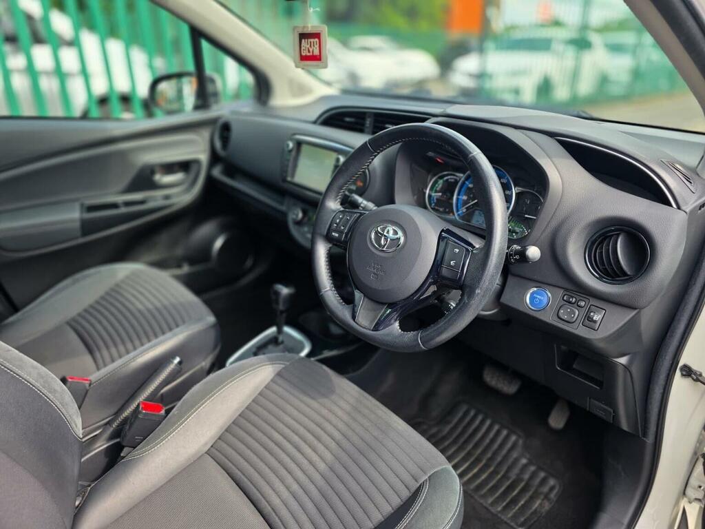 Toyota Yaris White #45