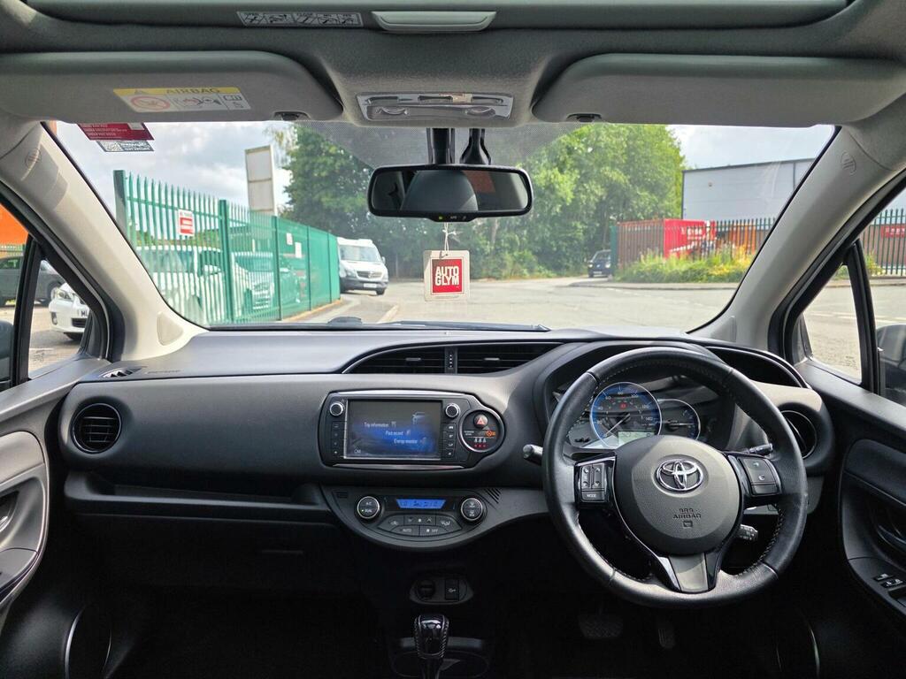 Toyota Yaris White #34