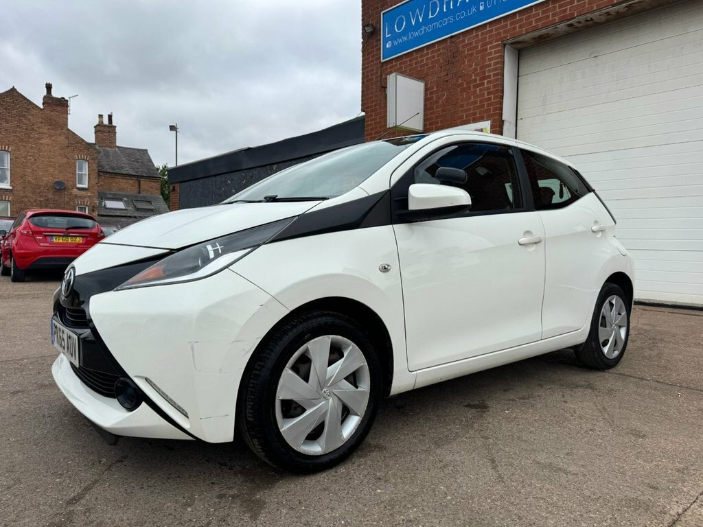 Toyota Aygo 1L X-play White #4