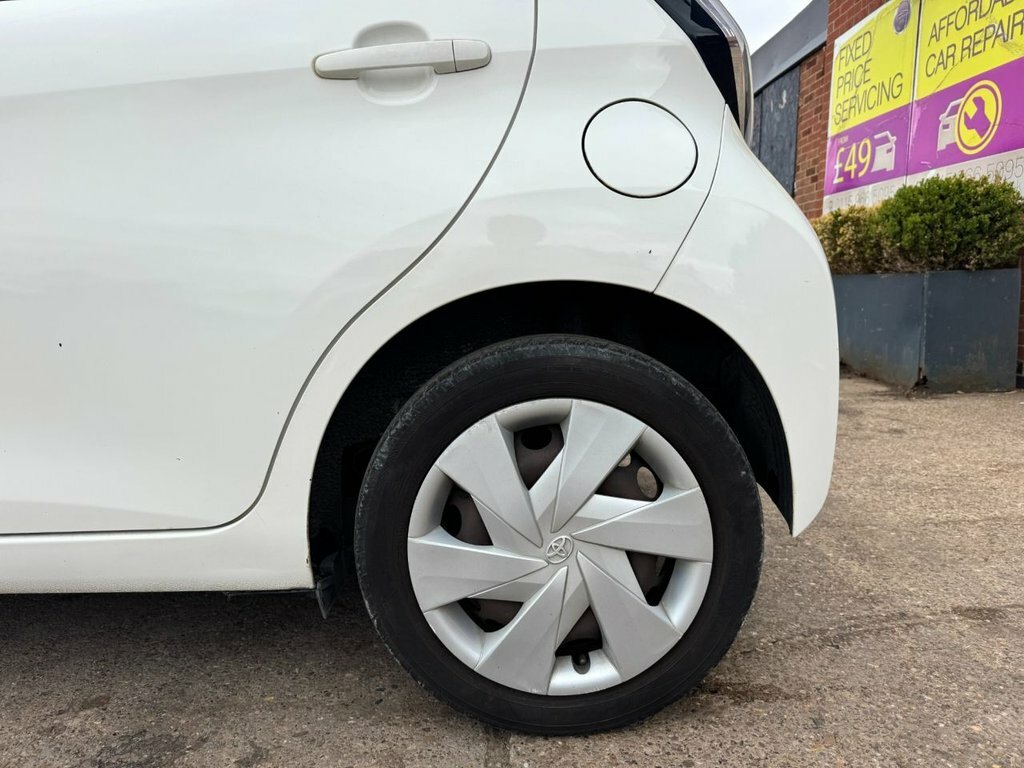 Toyota Aygo 1L X-play White #6