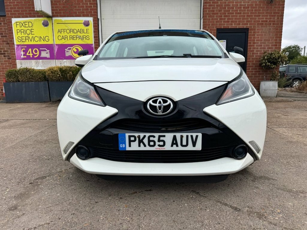 Toyota Aygo 1L X-play White #3