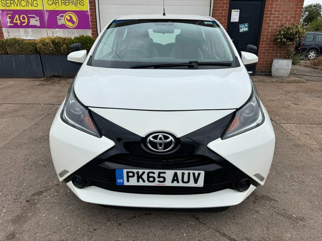 Toyota Aygo 1L X-play White #2