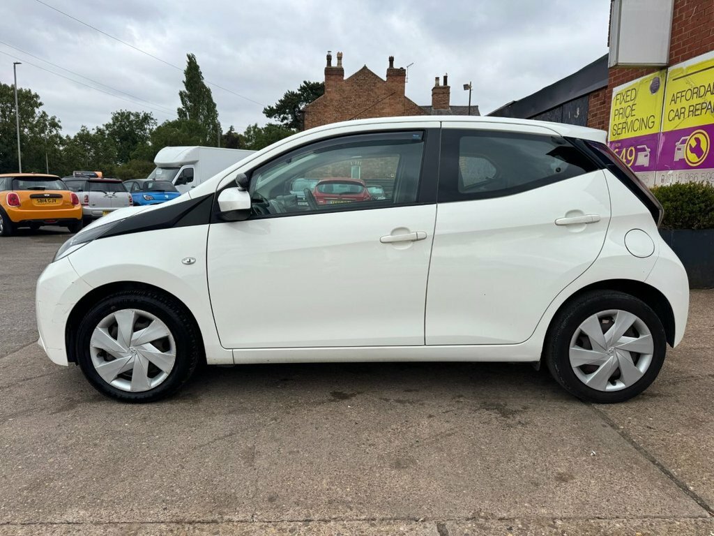 Toyota Aygo 1L X-play White #5
