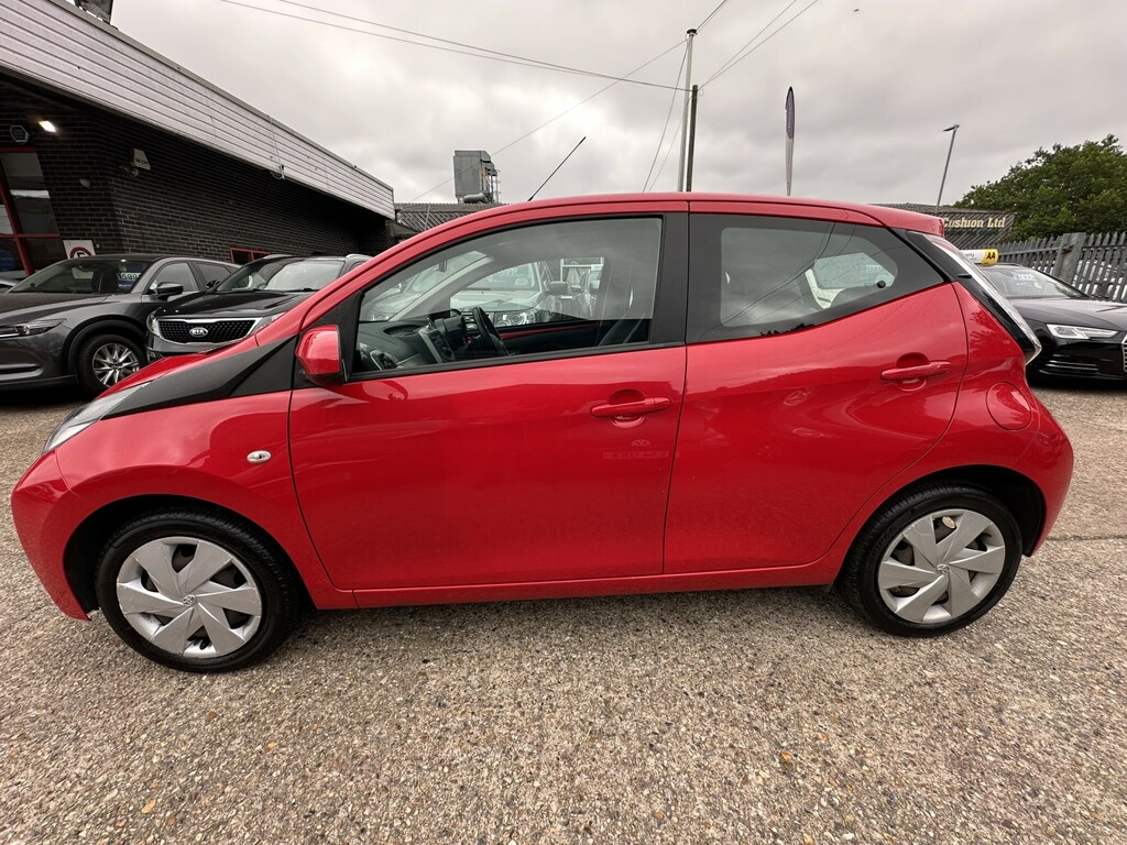 Toyota Aygo 1.0 Vvt-i X-play Red #4