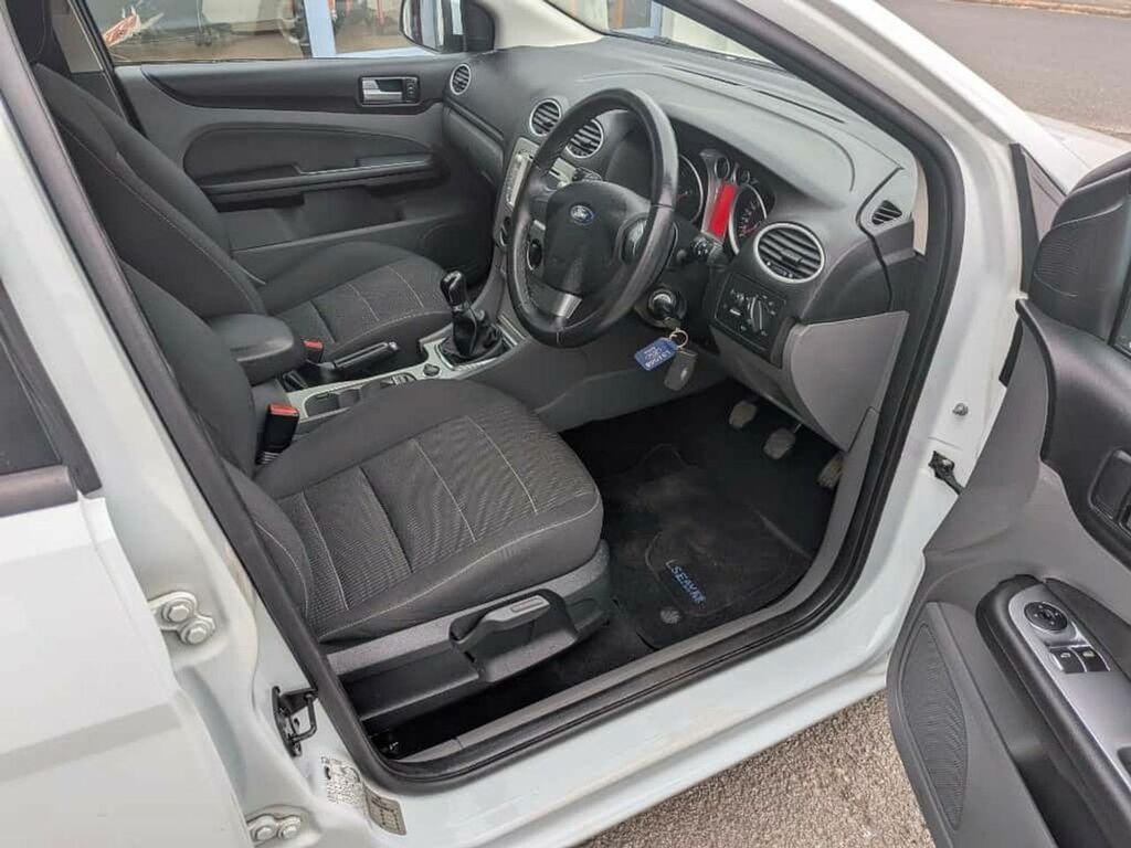 Ford Focus Estate 1.6 Titanium 201161 White #14