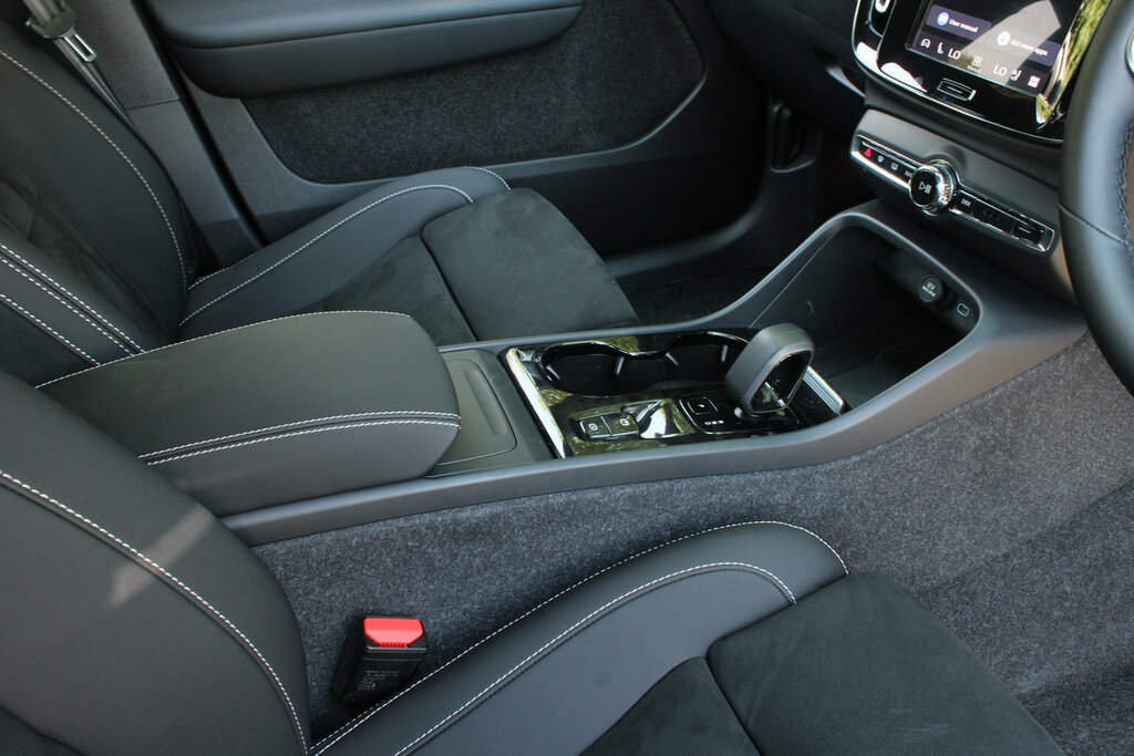 Volvo XC40 Ultra, B4 Mild Hybrid, Dark Only 38,490 O #36