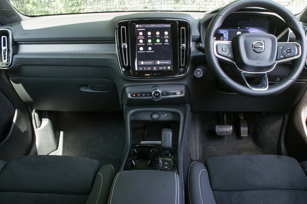Volvo XC40 Plus Dark Edition Black #2