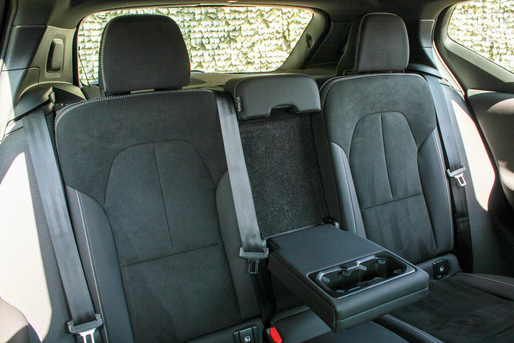 Volvo XC40 Ultra, B4 Mild Hybrid, Dark Only 38,490 O #42