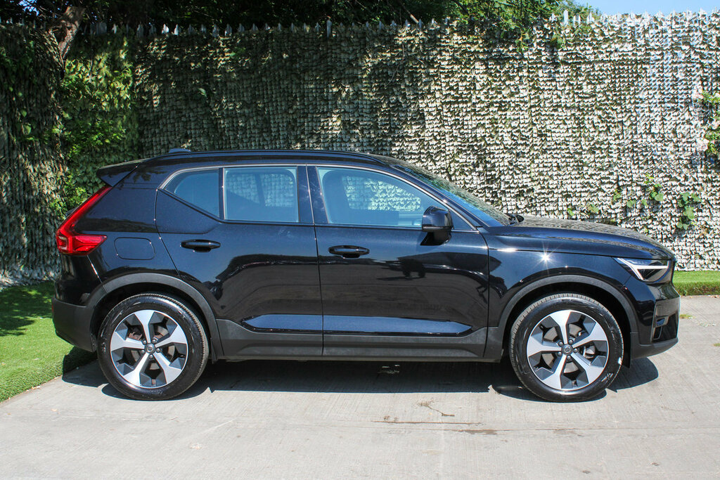 Volvo XC40 Plus Dark Edition Black #3