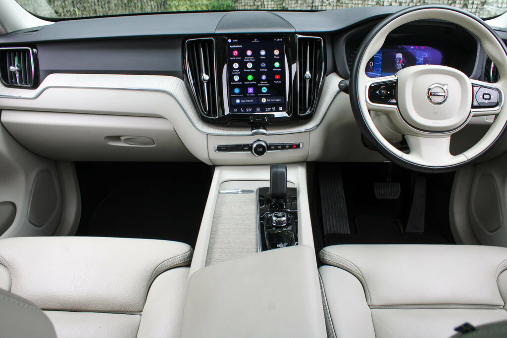 Volvo XC60 T6 Recharge Silver #2