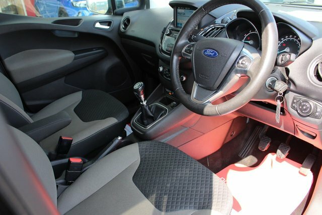 Ford Tourneo Courier Titanium Red #12