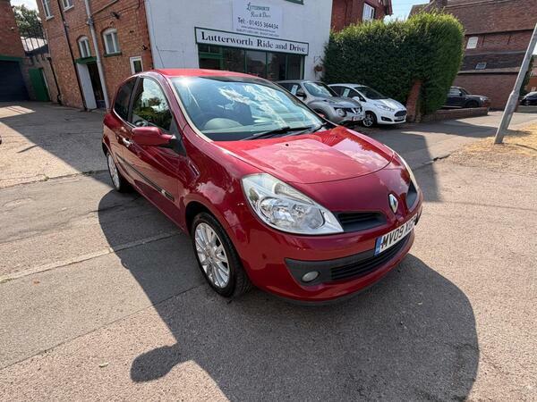 Renault Clio 1.2 16V Dynamique Red
