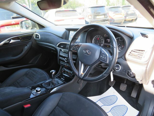 Infiniti Q30 2017 1.6T Premium Hatchback Euro Black #5
