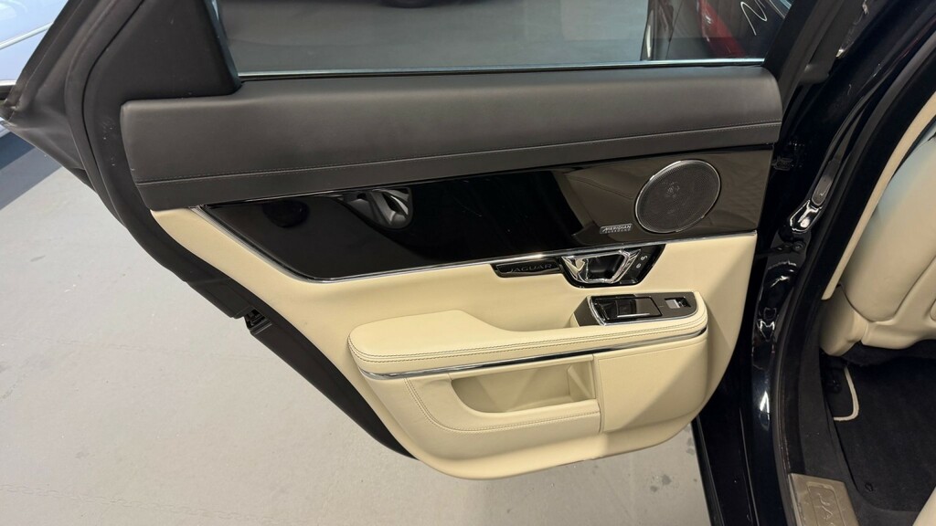 Jaguar XJ 3.0D V6 Portfolio Saloon Euro 6 S Black #25