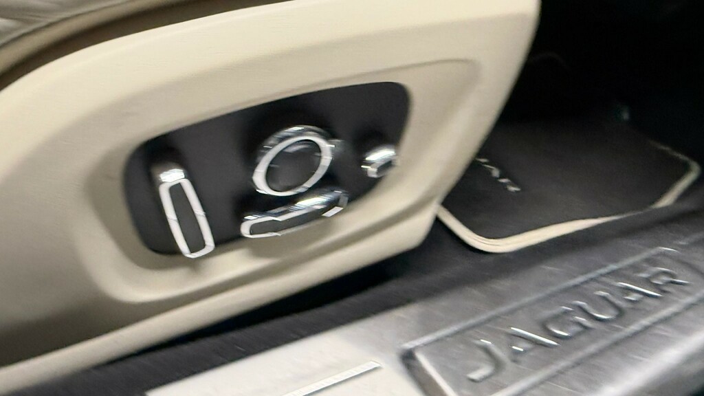 Jaguar XJ 3.0D V6 Portfolio Saloon Euro 6 S Black #17