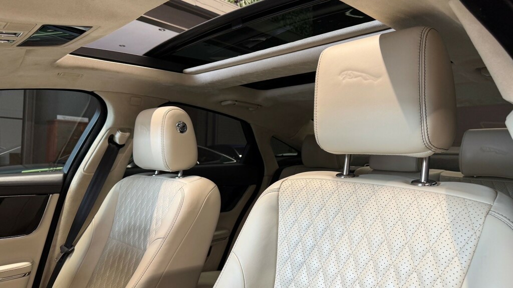 Jaguar XJ 3.0D V6 Portfolio Saloon Euro 6 S Black #31