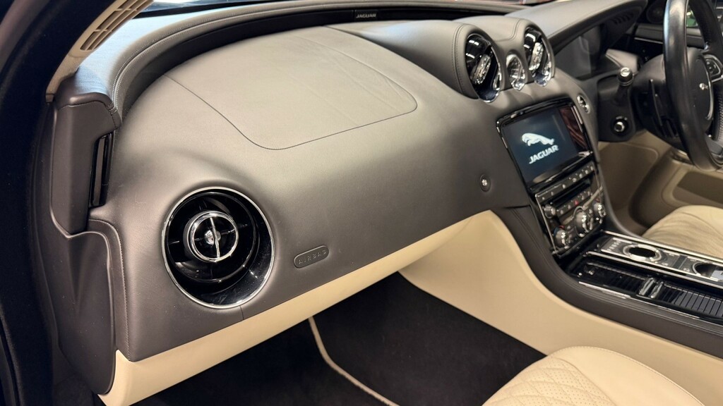 Jaguar XJ 3.0D V6 Portfolio Saloon Euro 6 S Black #32