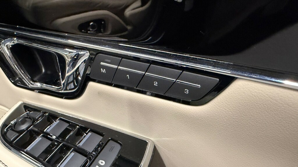 Jaguar XJ 3.0D V6 Portfolio Saloon Euro 6 S Black #19