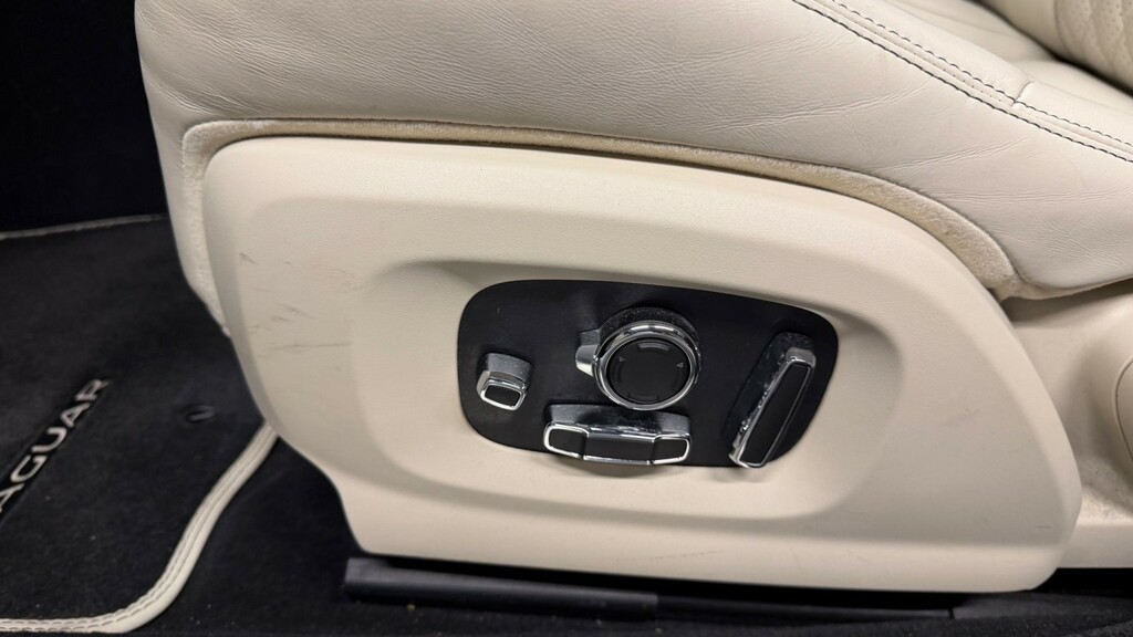 Jaguar XJ 3.0D V6 Portfolio Saloon Euro 6 S Black #26